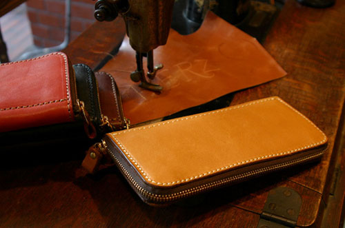 HERZ（ヘルツ） 容量たっぷり、手触り優しいファスナー使い長財布